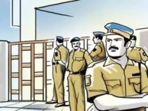 Farrukhabad में हिंदूवादी नेताओं का कोतवाली गेट पर धरना, पुलिस ने किया बल प्रयोग; दो पदाधिकारी हिरासत में