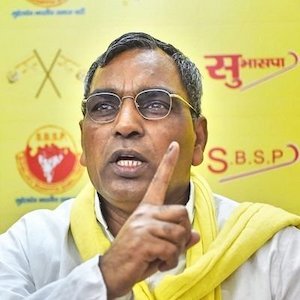 Om Prakash Rajbhar का अखिलेश यादव पर बड़ा हमला, बोले- NDA से लड़ना है तो पहले अपनी पार्टी संभालो, नेता आपस में ही लड़ रहे