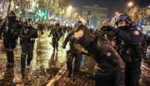 France में महंगाई के खिलाफ उग्र प्रदर्शन, 8 लाख लोग सड़कों पर; 143 साल पुराने टाउन हॉल में आग, एपल स्टोर तक लूटे