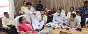 Kanpur नगर निगम की बैठक में हंगामा, मंगल भवन की समितियां भंग करने पर पार्षदों ने घेरा